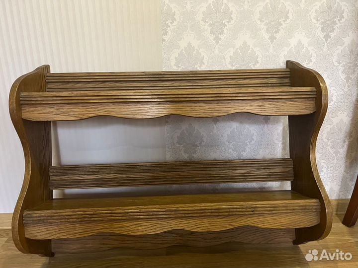 Полка настенная деревянная. Скорее всего дуб