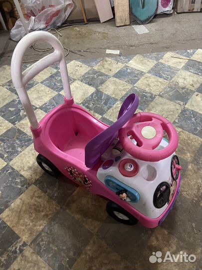 Машинка-каталка для девочки