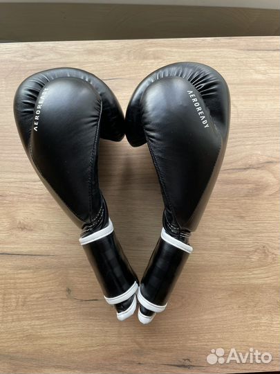 Боксерские перчатки adidas