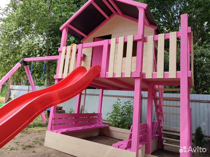 Детский деревянный домик на сваях