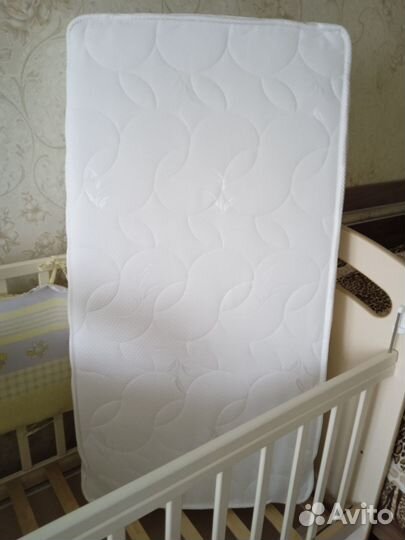 Детская кроватка с матрацем