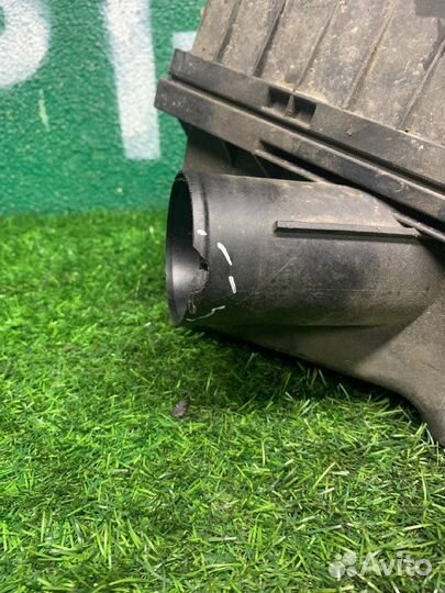 Корпус воздушного фильтра Toyota Avensis 1