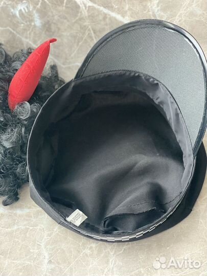 Фуражка полицейского и парик чертика