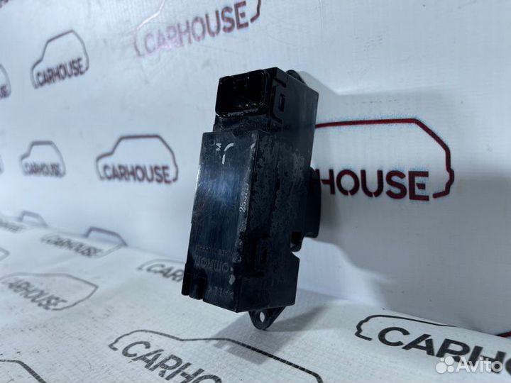 Кнопка стеклоподъемника задняя левая Mitsubishi