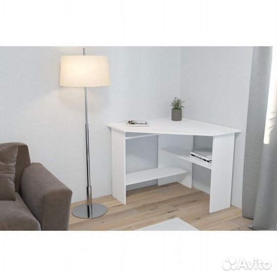 Угловой письменный стол с полками