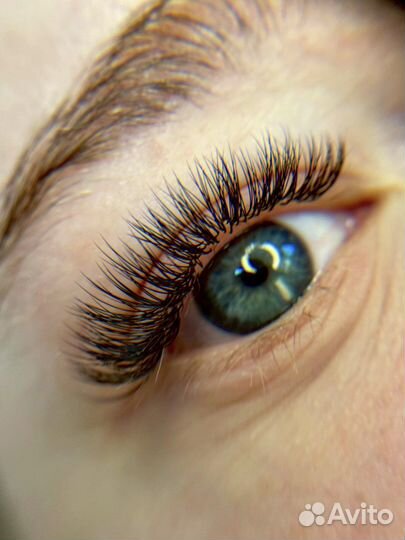 Наращивание ресниц и оформление бровей