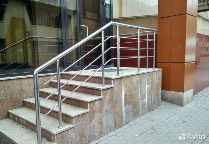 Винтовой пристенный поручень на лестницу