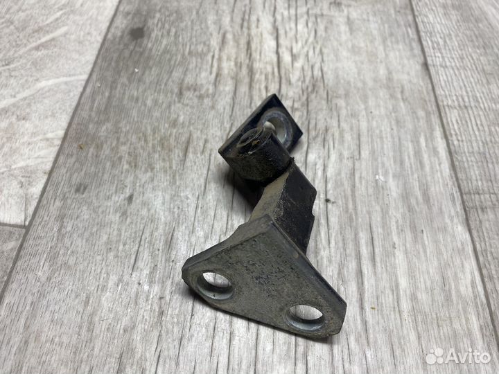 Петля задней правой двери верхняя Vоlkswаgеn Рassа