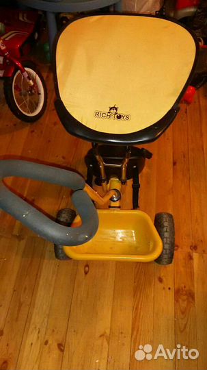 Детский трехколесный велосипед с ручкой управления