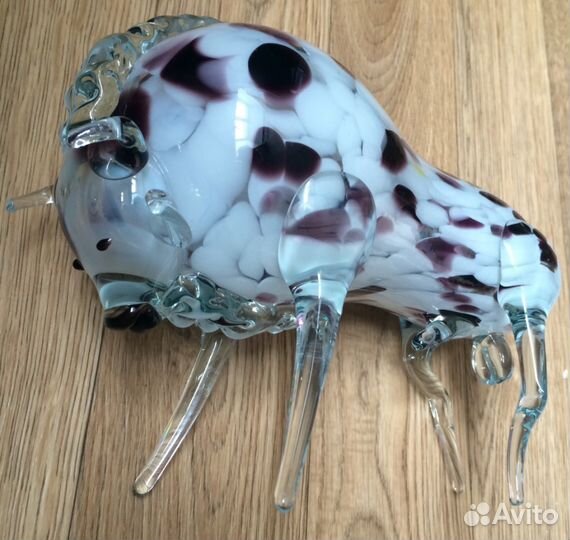 Бык из стекла