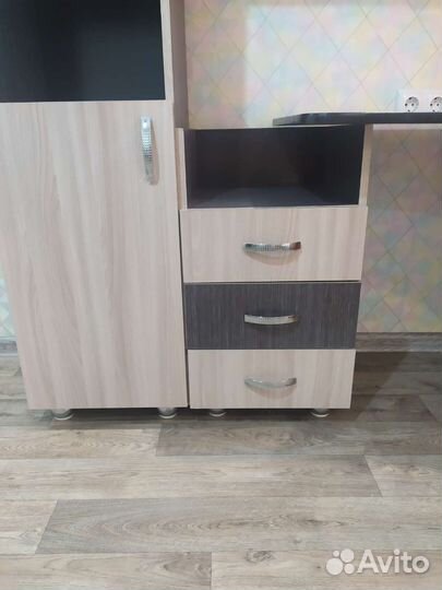 Компьютерный стол с полками и ящиками