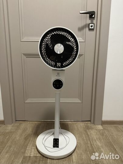 Вентилятор Electrolux EFF-1007i с пультом