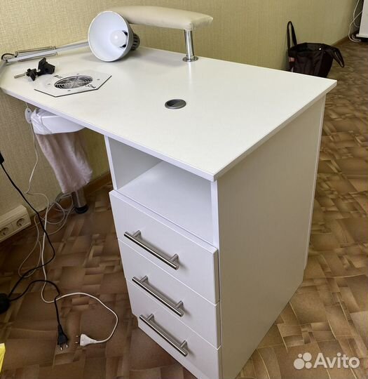 Маникюрный стол