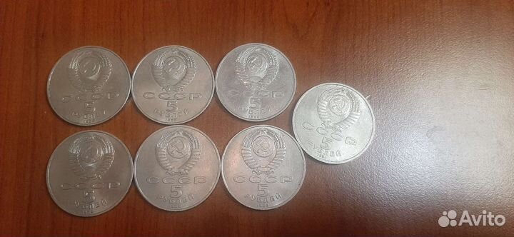 Коллекция пяти рублёвых монет из семьи штук