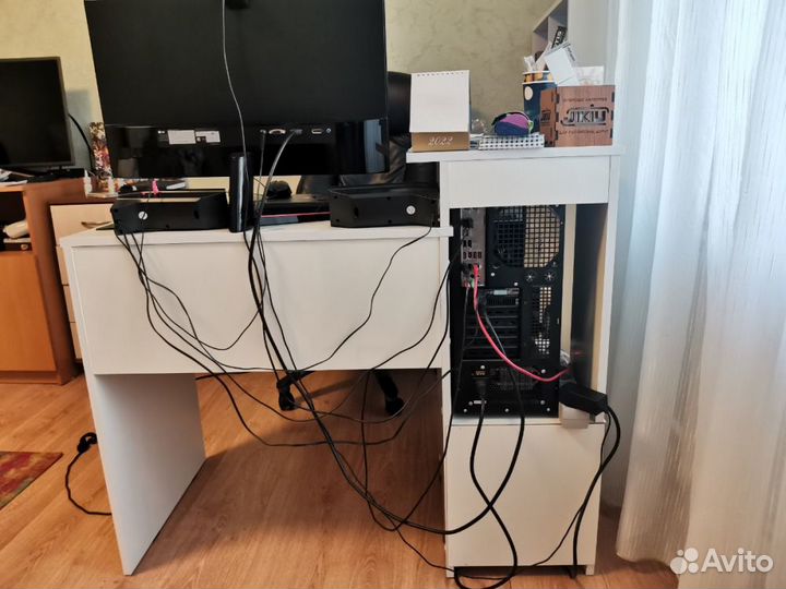 Компьютерный стол с 2-мя ящиками белый