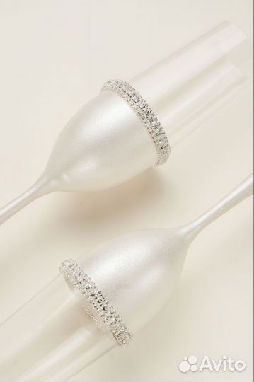 Пара свадебных бокалов и свечи