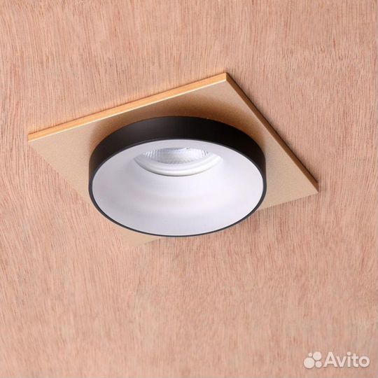 Светильник встраиваемый акриловый и металлический