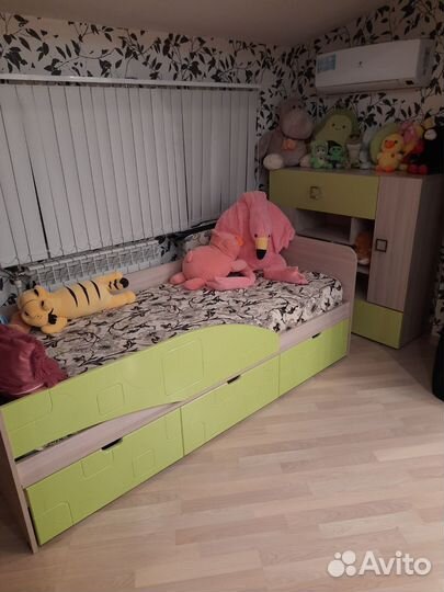 Детская кровать и комод