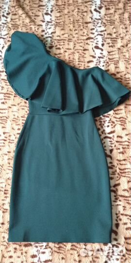 Платье с воланом на одно плечо