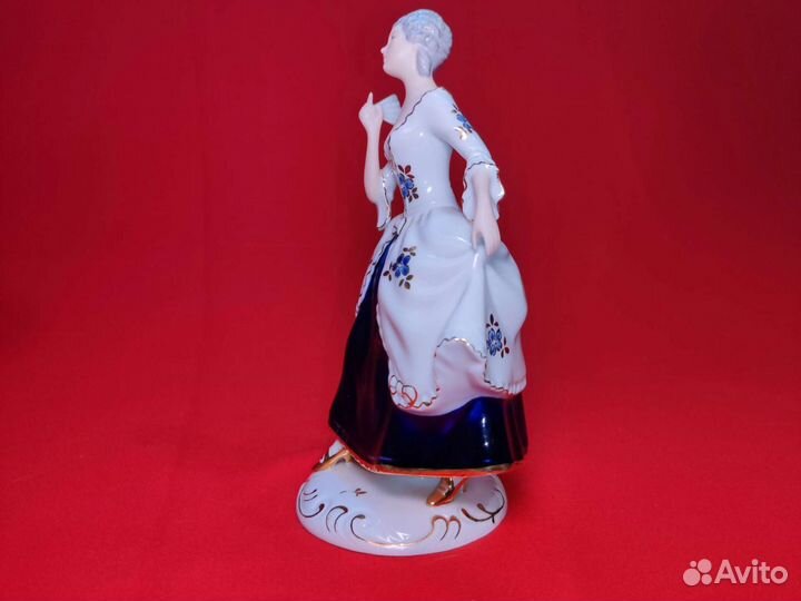 Статуэтка фарфоровая 