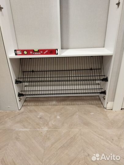 Шкаф встроенный в нишу для прихожей