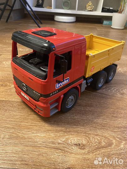 Игрушки для мальчика машинки