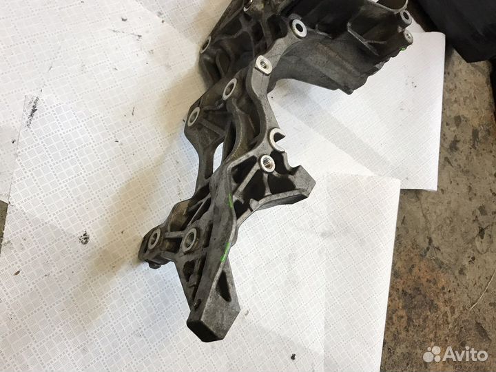 Кронштейн генератора VAG 04L903143B