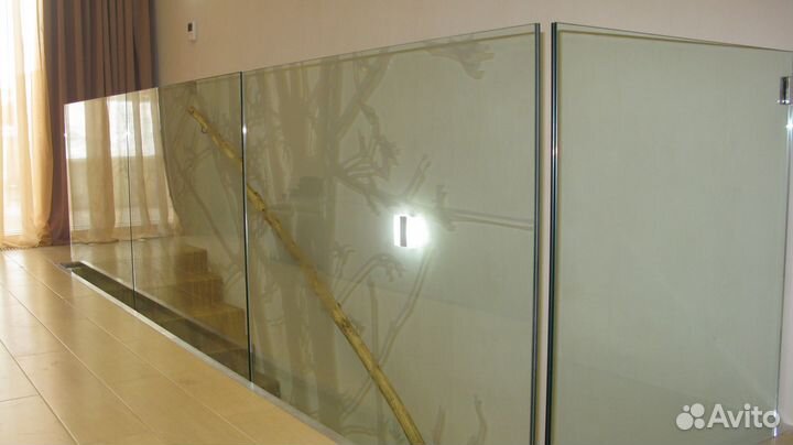 Стеклянное ограждение лестниц