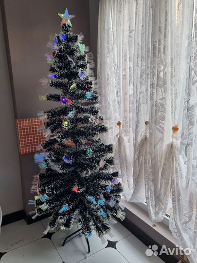 Елка искусственная заснеженная с шишками