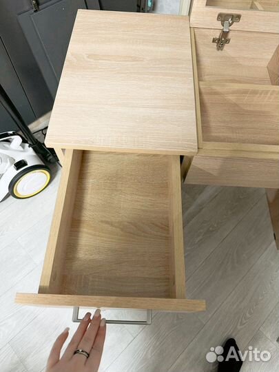 Туалетный столик с зеркалом