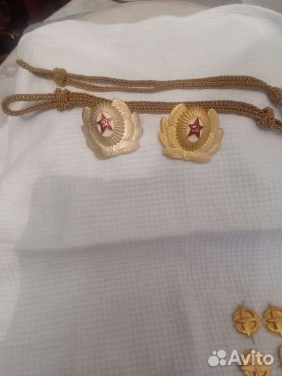 2 кокарды 2 шнура и военная атрибутика