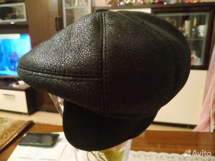 Кепка из натуральной кожи с меховым подкладом