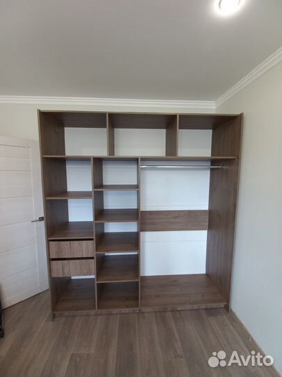 Книжный шкаф