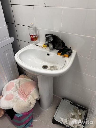 Раковина с пьедисталом и смесителем