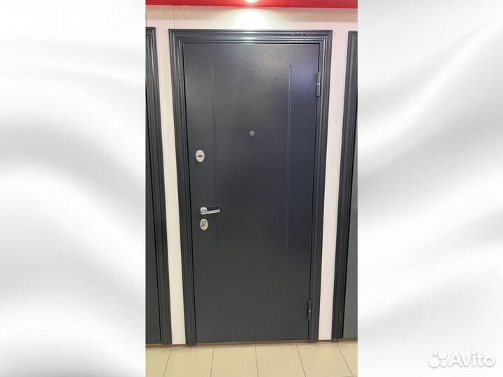 Входная дверь в квартиру металлическая