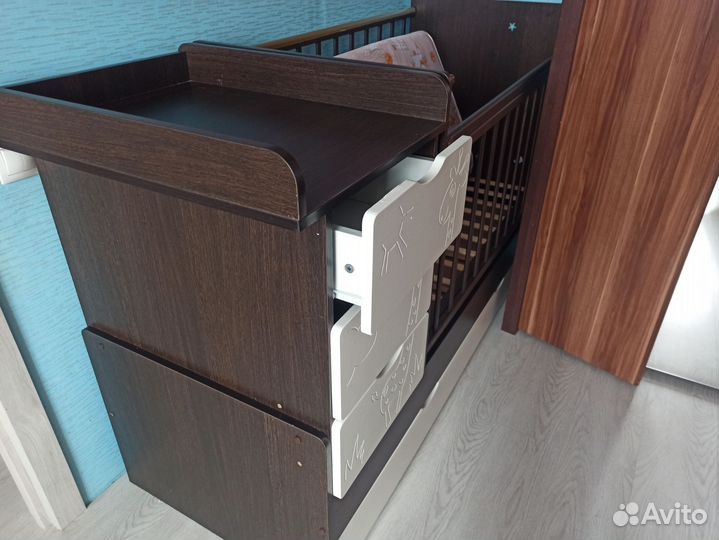 Детская кроватка с маятником