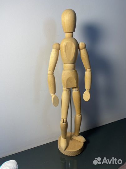 Деревянная фигурка человека