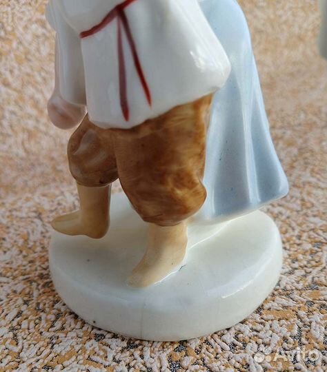 Старая фарфоровая статуэтка из СССР