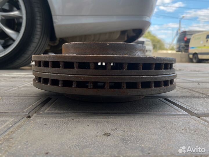 Передние тормозные диски на Mitsubishi Lancer