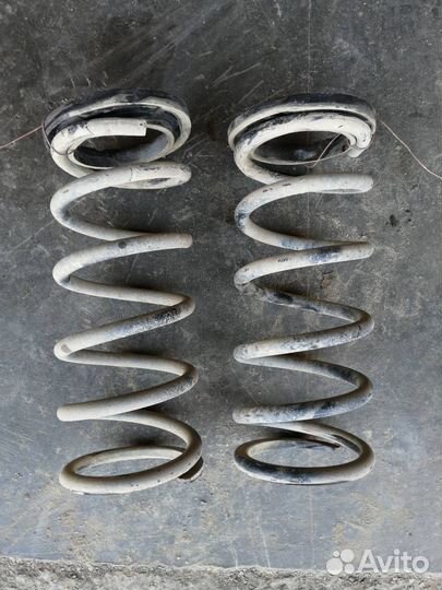 Пружина задняя Toyota Voxy AZR60G (2001 - 2007)