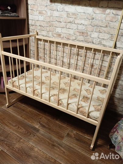 Детская кроватка с маятником
