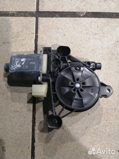 Моторчик стеклоподъемника передний левый Skoda