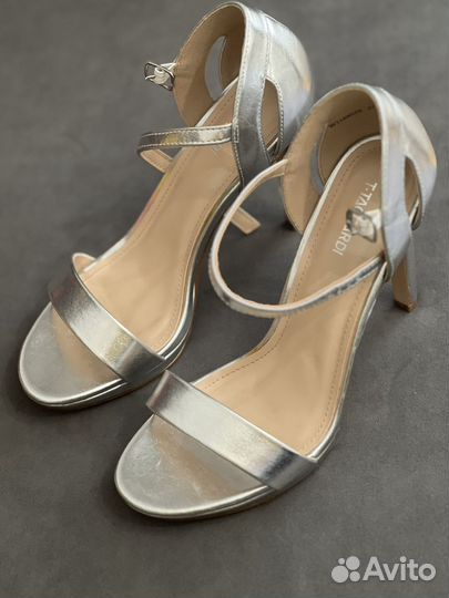 Босоножки на каблуке