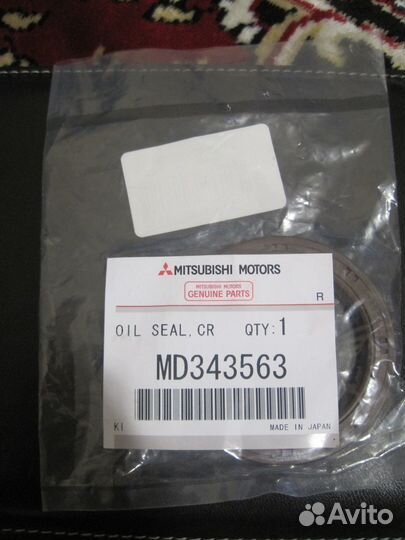 Сальник коленвала передний оригинал MD343563