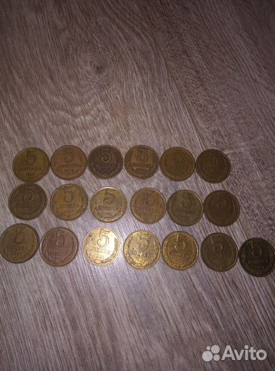 Значки и монеты