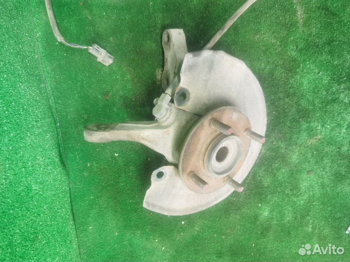 Поворотный кулак передний правый Mitsubishi Lancer