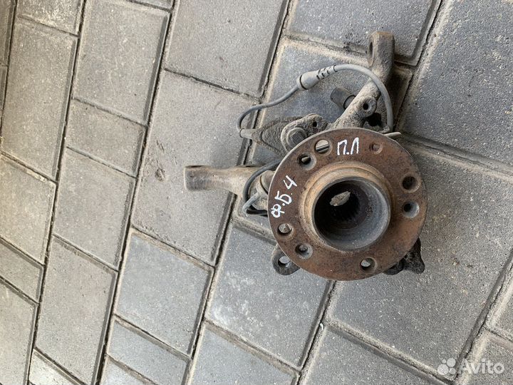 Кулак поворотный левый Фольксваген Пассат Б3-Б4