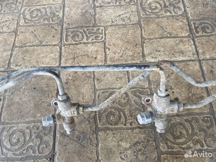 Цилиндр гидроподвески Toyota Land Cruiser 200