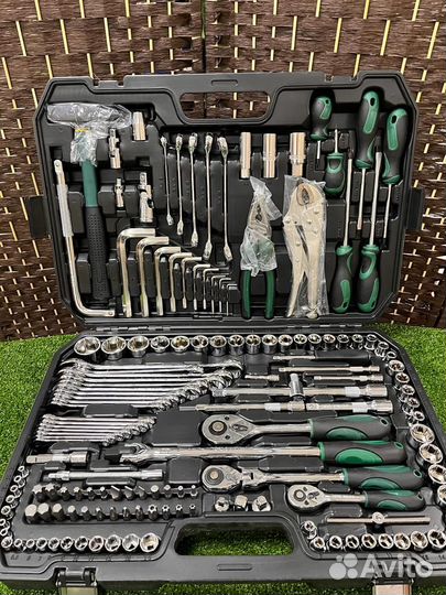 Набор инструментов в чемодане