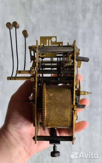 Механизм старинных часов с боем